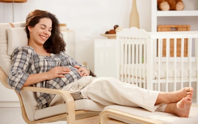 Nên dành nhiều thời gian nghỉ ngơi khi có bầu. (Ảnh: Sưu tầm Internet)