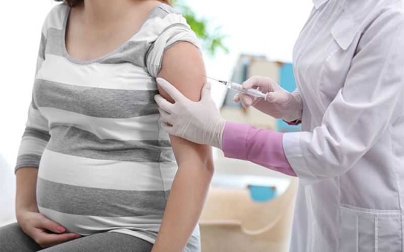 Tiêm vaccine phòng cúm cho bà bầu. (Ảnh: Sưu tầm Internet)