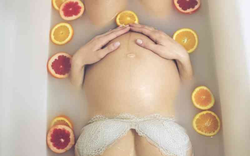 Tắm nóng, xông hơi có thể khiến bà bầu tháng thứ 7 tụt huyết áp. (Ảnh: Sưu tầm Internet)