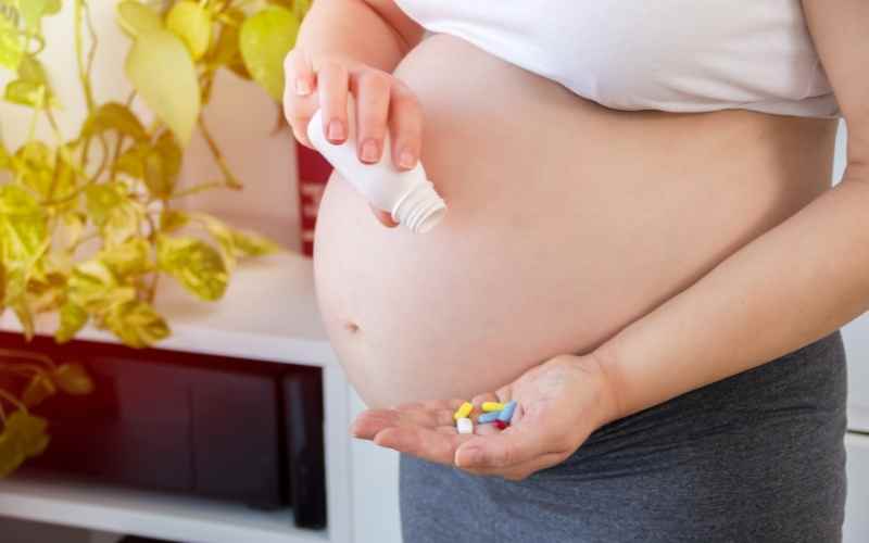 Mẹ bầu nên hỏi ý kiến bác sĩ trước khi sử dụng thuốc hạ sốt. (Ảnh: Sưu tầm Internet)