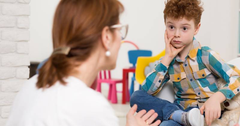 Cha mẹ hãy dạy trẻ học cách lắng nghe. (Ảnh: Sưu tầm internet)