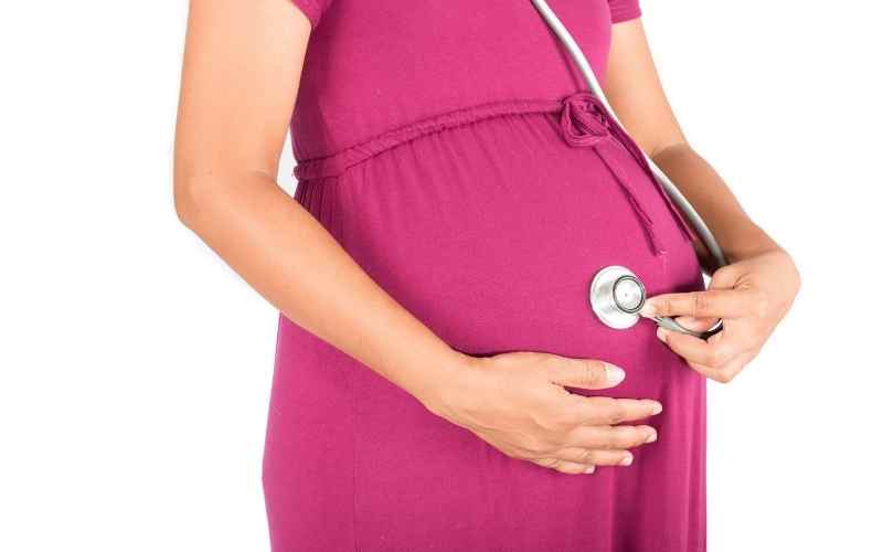 Bà bầu cần đi khám thai định kỳ và khi thấy có dấu hiệu bất thường. (Ảnh: Sưu tầm Internet)