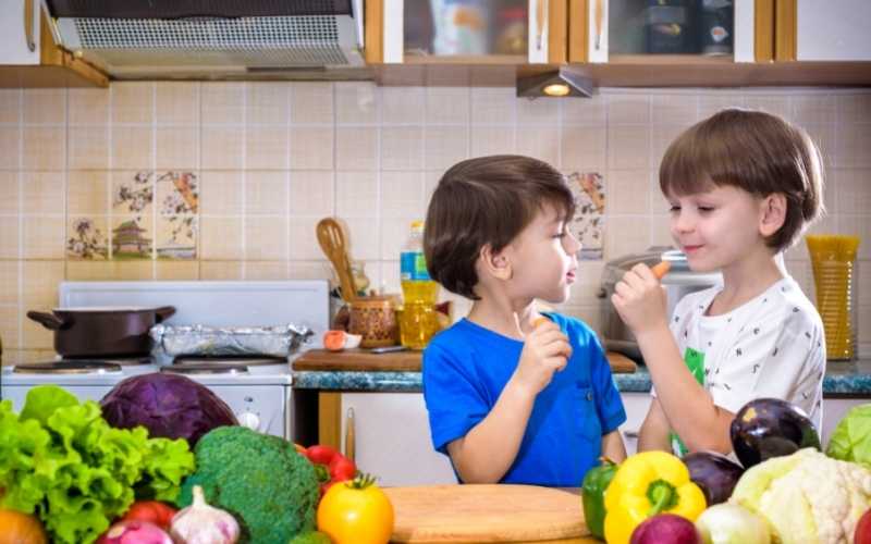 Trẻ cần có chế độ ăn uống khoa học, đảm bảo đầy đủ chất xơ. (Ảnh: Sưu tầm Internet)