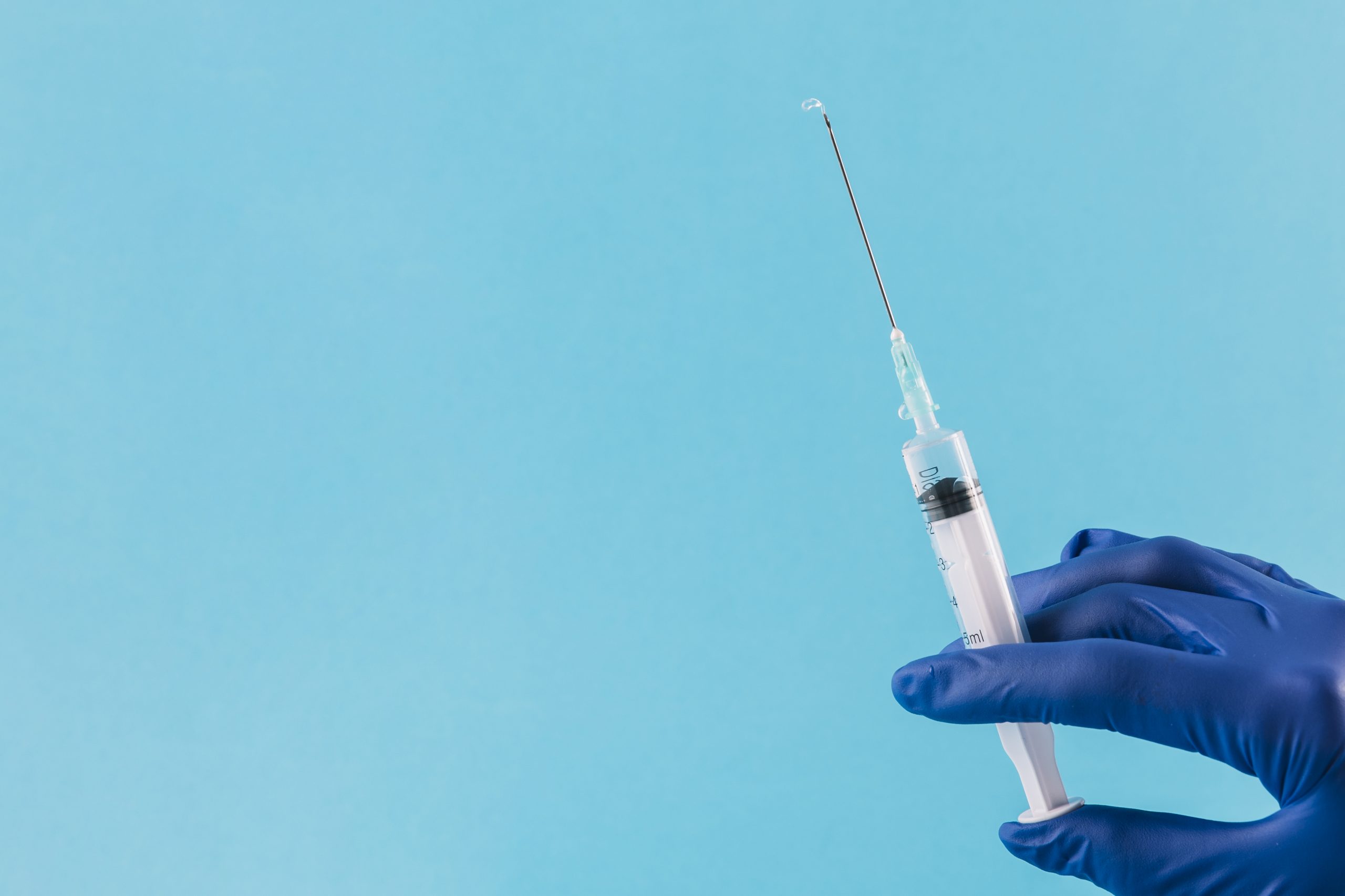 Với người chuyển giới nam phải ngừng tiêm hormone. (Ảnh: Sưu tầm Internet)
