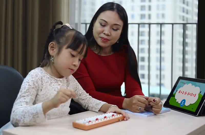 Bố mẹ phải kiên nhẫn và chú tâm thì mới khiến bé tiến bộ được. (Ảnh: Sưu tầm Internet)