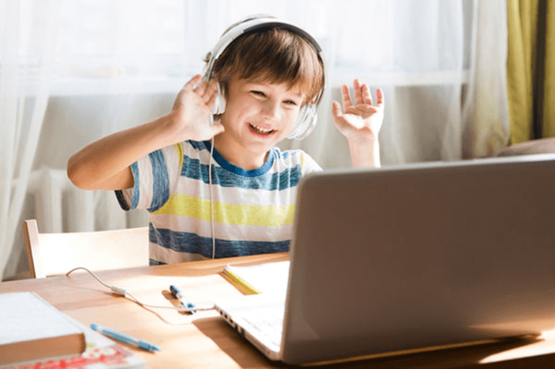 Chuẩn bị thiết bị học online cho con (Nguồn ảnh: Sưu tầm internet)