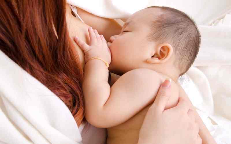 Phụ nữ mang thai vẫn có thể tiếp tục cho con bú. (Ảnh: Sưu tầm Internet)
