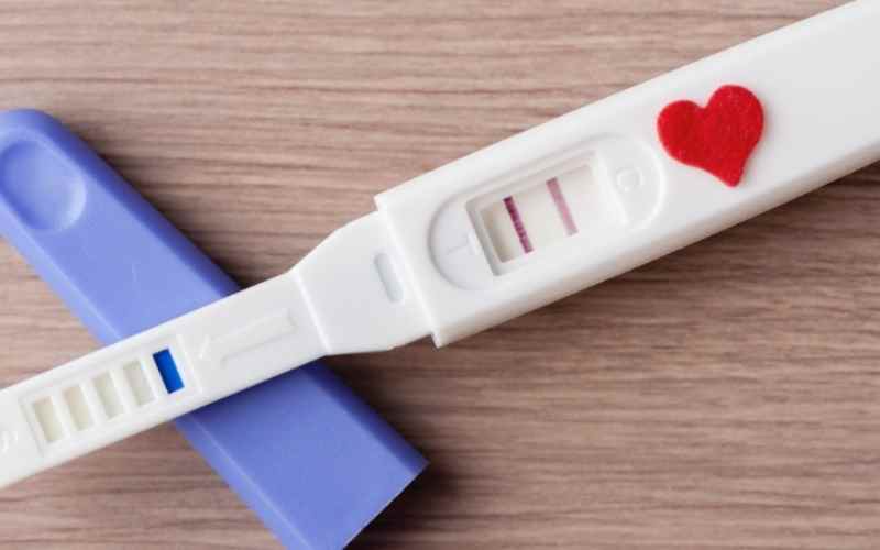 Các mẹ có thể dùng que để kiểm tra việc mang thai ngay tại nhà. (Ảnh: Sưu tầm Internet)