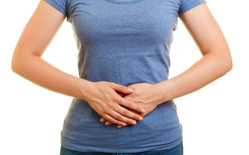 Bụng đầy hơi do hệ tiêu hóa bị ảnh hưởng bởi hormone progesterone. (Ảnh: Sưu tầm Internet)