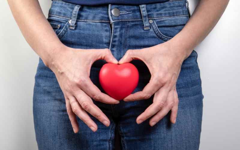 Âm đạo ra dịch máu màu hồng nhạt hoặc nâu là dấu hiệu có thai. (Ảnh: Sưu tầm Internet)