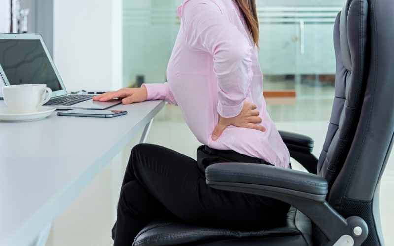 Mẹ bầu cần ngồi đúng tư thế để giảm bớt và phòng ngừa đau lưng. (Ảnh: Sưu tầm Internet)