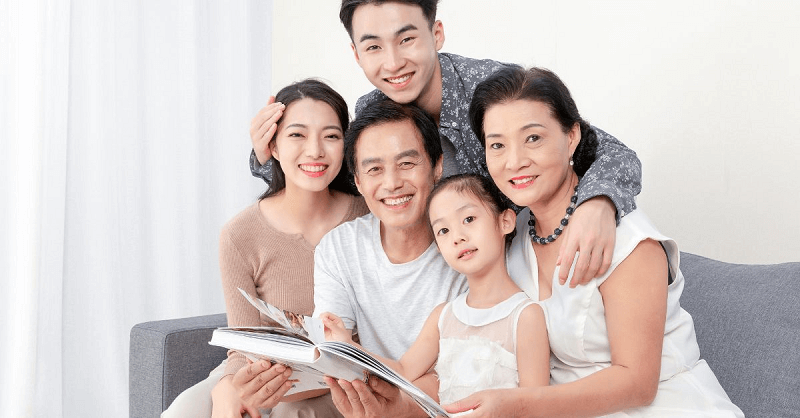 Phụ huynh là tấm gương để bé noi theo. (Ảnh: Sưu tầm Internet)