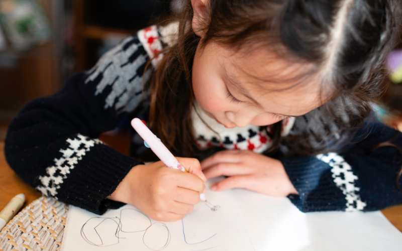 Nên kết hợp cho bé học đọc và viết chữ cái song song. (Ảnh: Sưu tầm Internet)