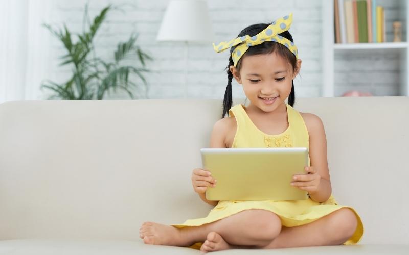 Dạy bé thói quen đọc sách là một thói quen tốt. (Ảnh: Sưu tầm Internet) 