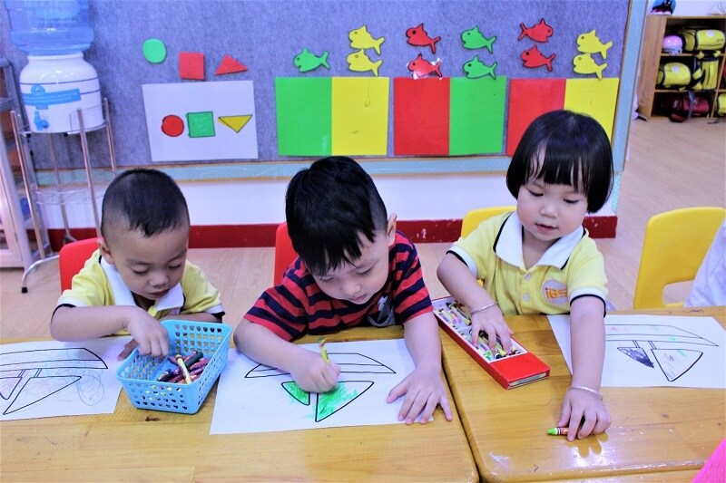 Kết hợp giữa vừa học vừa chơi sẽ giúp bé tiếp thu nhanh hơn. (Ảnh: Sưu tầm Internet)