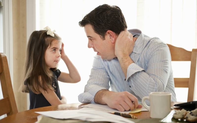 Sử dụng những lời nói gián tiếp để hướng sự chú ý của ánh mắt bé vào mắt cha mẹ. (Ảnh: Sưu tầm internet)