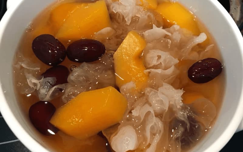 Món chè nấm tuyết hầm đu đủ chín. (Ảnh: Sưu tầm Internet)