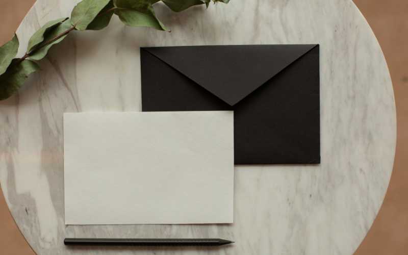 Các cạnh của bì thư vuông góc với nhau. (Ảnh: Sưu tầm Internet)