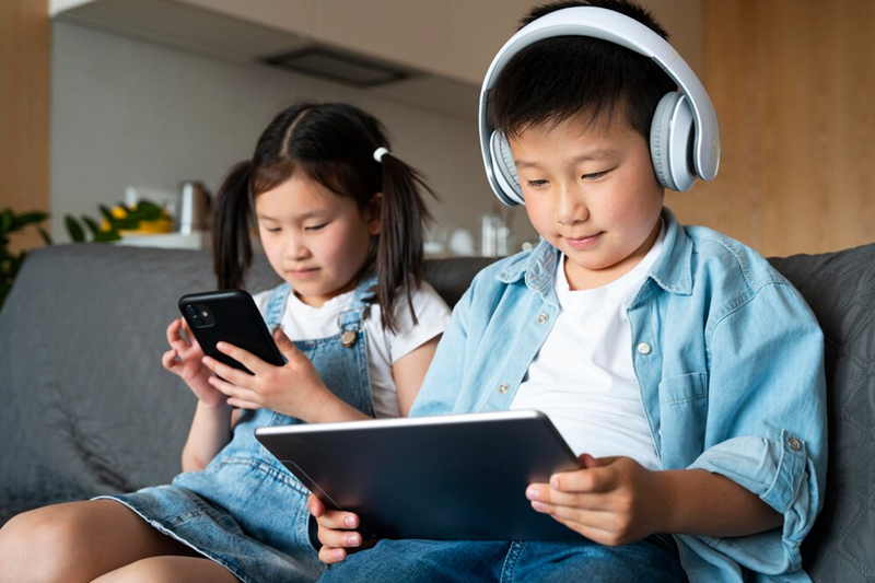 Learning English through online and offline games. (Image: Internet)