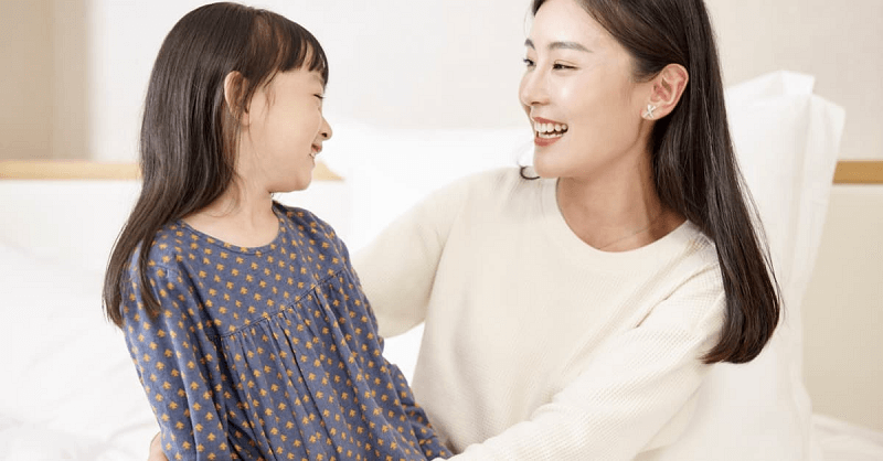 Khen ngợi khi con tự giác rửa tay trước khi ăn. (Ảnh: Sưu tầm Internet)