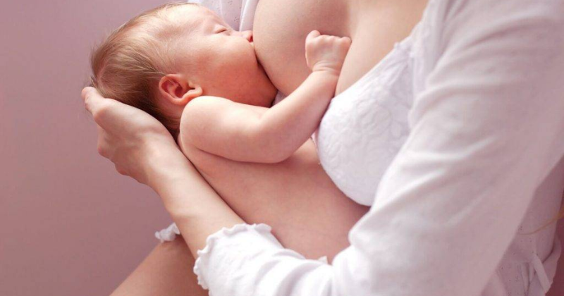 Tư thế bú phù hợp sẽ giúp trẻ hạn chế bị sặc sữa hiệu quả (Ảnh: Sưu tầm Internet)