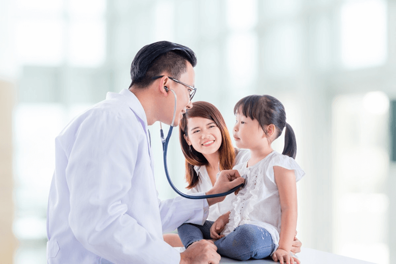 Đánh giá chế độ chăm sóc sức khỏe khi lựa chọn lớp học cho trẻ chậm nói cho con. (Ảnh: Sưu tầm Internet)