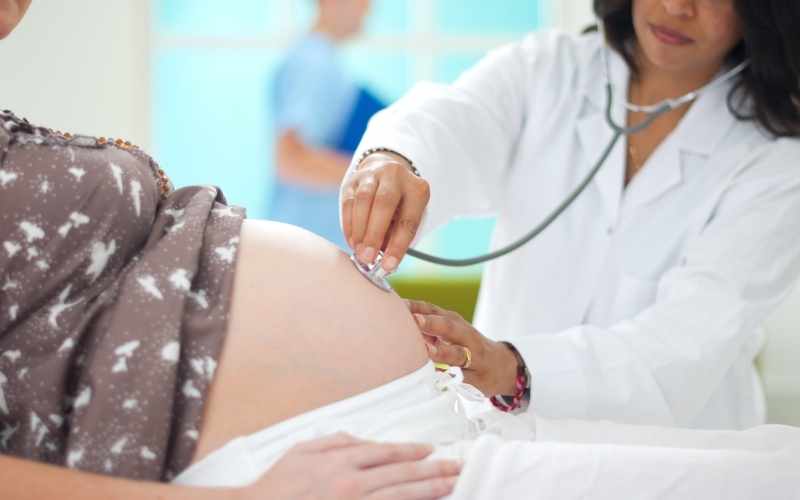 Mẹ bầu cần đi khám ngay khi thấy xuất huyết âm đạo. (Ảnh: Sưu tầm Internet)