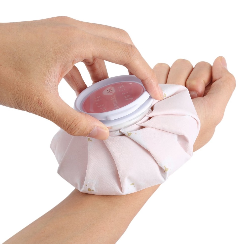 Chườm lạnh giúp giảm sưng ngứa sau tiêm uốn ván. (Ảnh: Sưu tầm Internet)