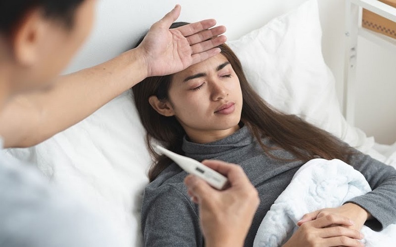 Mẹ bị cảm cúm do virus xâm nhập vào mắt, mũi, miệng (Ảnh: Sưu tầm Internet)