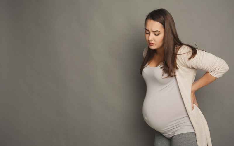 Bà bầu bị đau lưng dữ dội cần đi khám sớm. (Ảnh: Sưu tầm Internet)