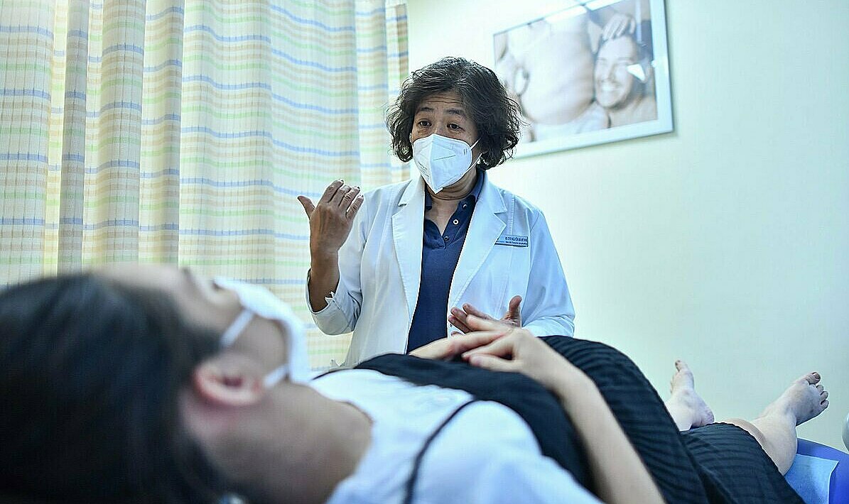 Hãy gặp bác sĩ chuyên môn nếu việc nôn nghén ảnh hưởng quá nhiều đến bạn. (Ảnh: Sưu tầm Internet)