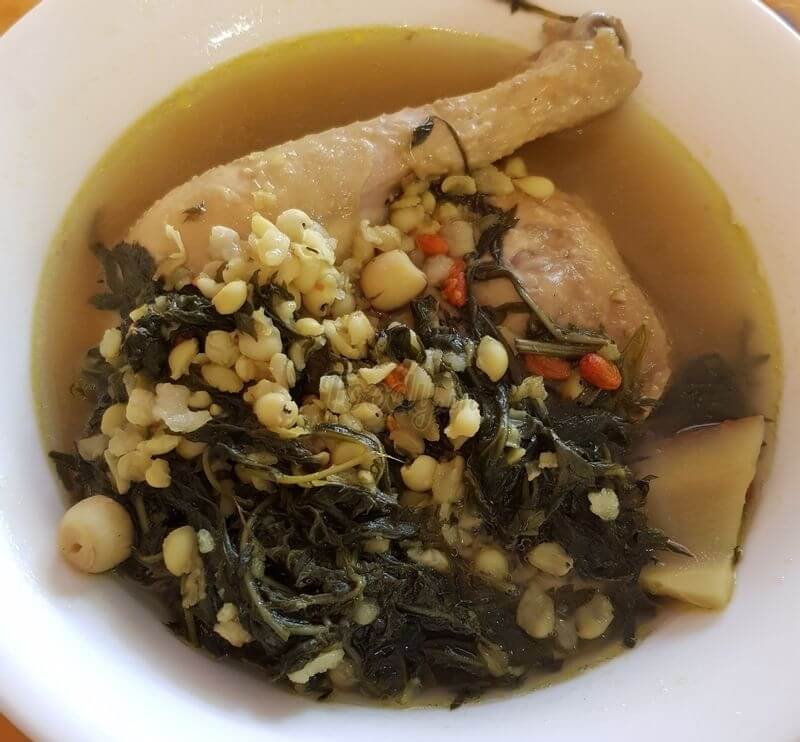 Gà tần ngải cứu bổ dưỡng cho mẹ sau sinh. (Ảnh: Foody.vn)