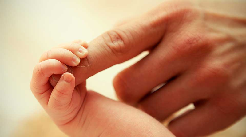 Cho con nắm chặt ngón tay của cha mẹ. (Ảnh: Sưu tầm Internet)
