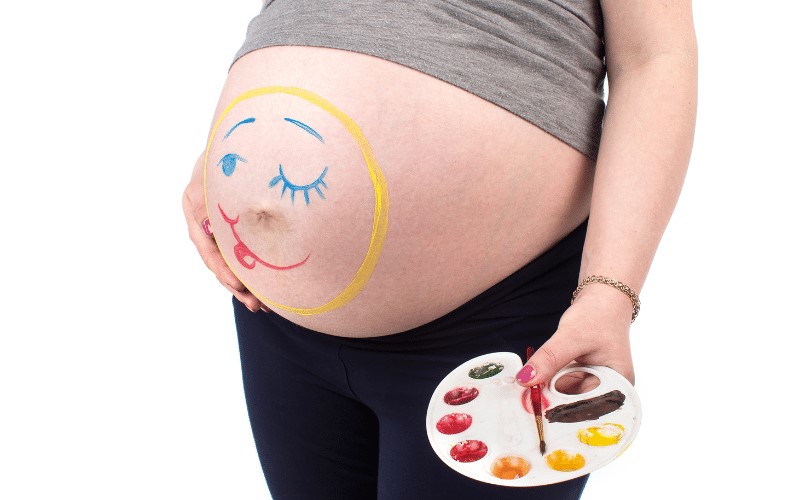 Thai giáo bằng vẽ tranh, tô màu. (Ảnh: Sưu tầm Internet)