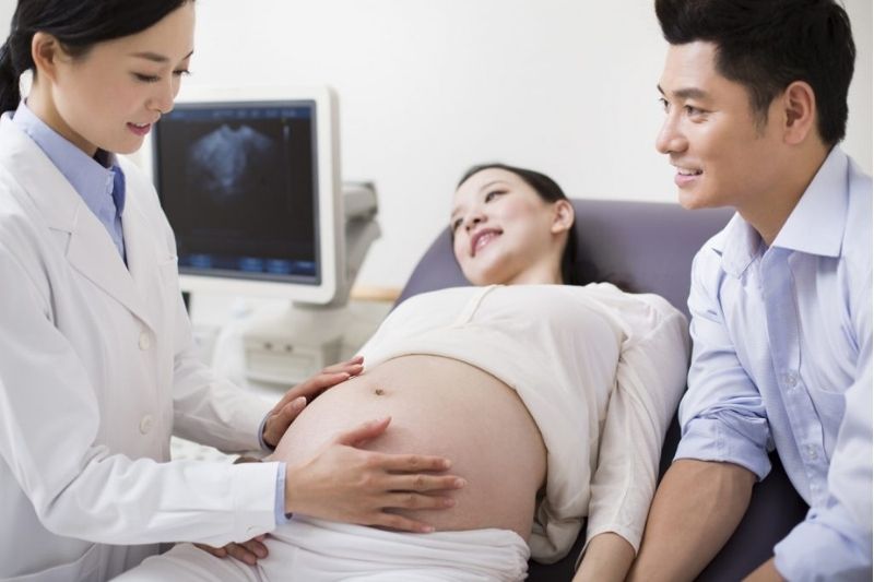 Mẹ bầu cần làm theo hướng dẫn, chỉ định của bác sĩ nếu thai nhi bị Down. (Ảnh: Sưu tầm Internet)