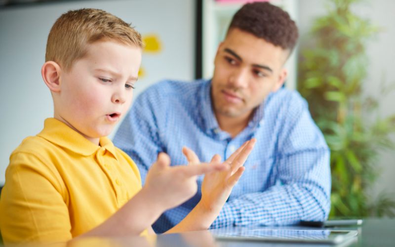 Trẻ cần ghi nhớ lý thuyết về phép trừ để giải bài tập. (Ảnh: Sưu tầm Internet)