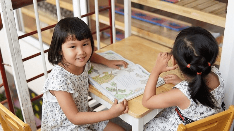 Cho trẻ tiếp xúc với nhiều nền văn hóa và tư duy khác nhau. (Ảnh: Sưu tầm Internet)