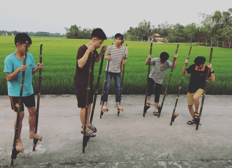 Trò chơi dân gian đi cà kheo. (Ảnh: Sưu tầm Internet)