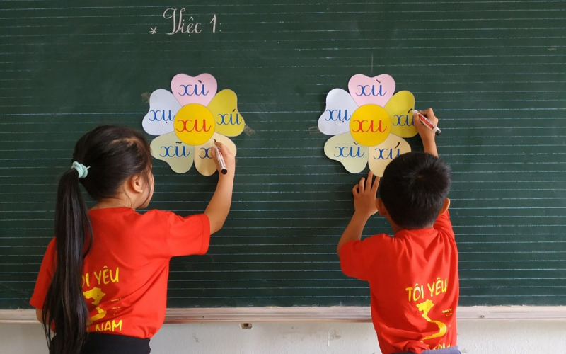 Trò chơi khiến học sinh thích thú thì viết lên những cánh hoa. (Ảnh: Sưu tầm Internet)