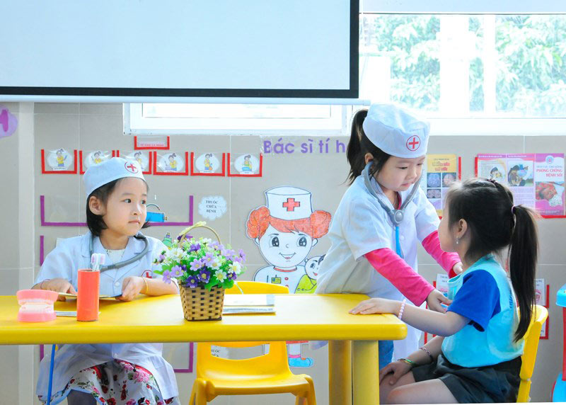 Nhập vai là trò phát triển khả năng ăn nói cùng trí tưởng tượng của bé. (Ảnh: Sưu tầm Internet)