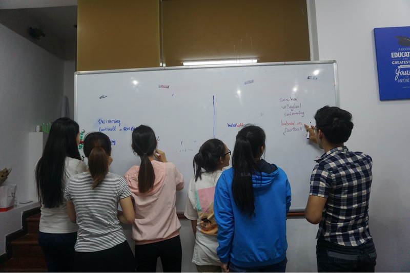 Trò chơi tiếng Anh cho bé lớp 3 tại nhà Board Race. (Ảnh: Sưu tầm Internet)