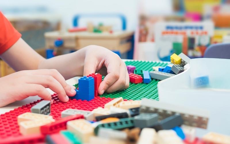 Mô hình lego giúp các bé trai phát triển tư duy logic. (Ảnh: Sưu tầm Internet) 