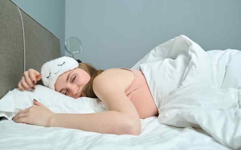 Bà bầu 7 tháng cần tránh nằm sấp hoặc gục mặt xuống bàn. (Ảnh: Sưu tầm Internet)
