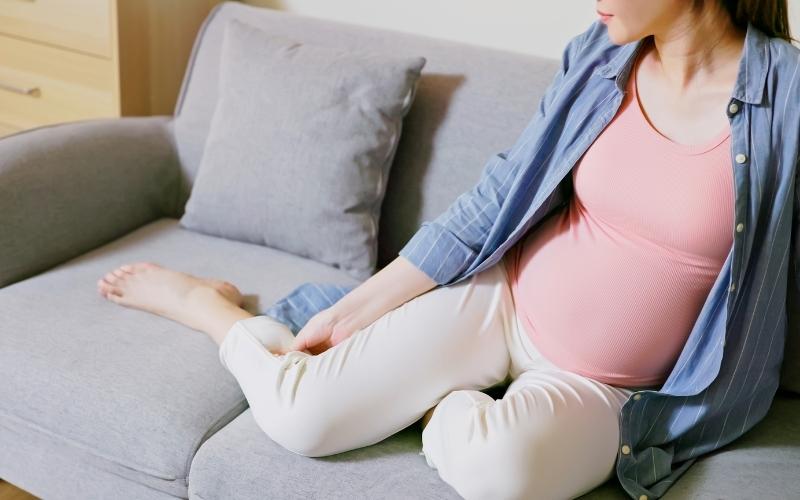 Bà bầu bị chuột rút do tử cung gây áp lực lên cơ và mạch máu. (Ảnh: Sưu tầm Internet)