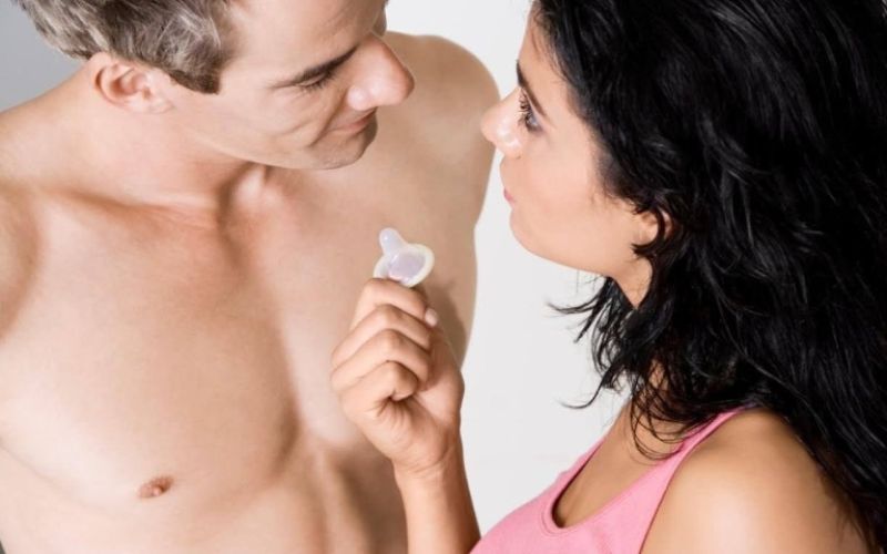 Bà bầu nên dùng bao cao su khi quan hệ. (Ảnh: Sưu tầm Internet)