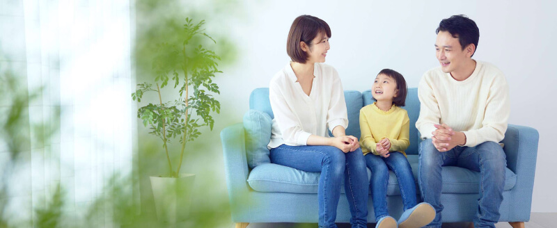 Ba mẹ hãy thường xuyên trò chuyện với con để thấu hiểu con hơn. (Ảnh: Sưu tầm Internet)