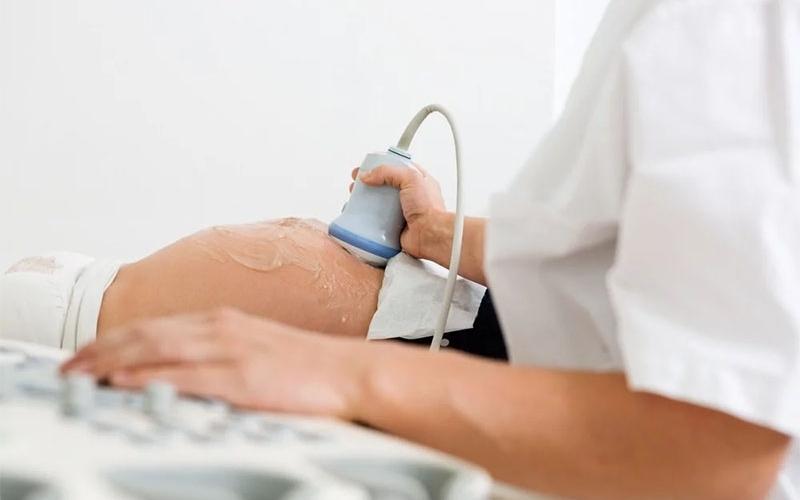 Đi khám thai định kỳ để theo dõi sức khoẻ của 2 mẹ con. (Ảnh: Sưu tầm Internet)