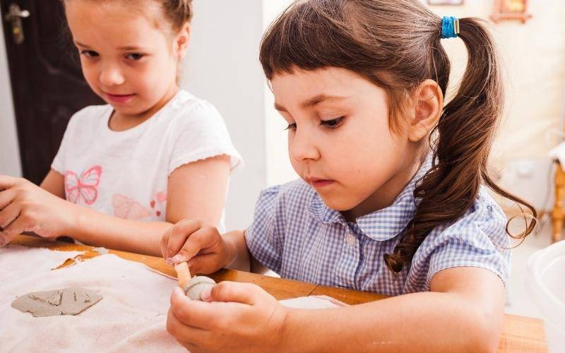 Phát huy khả năng sáng tạo của bé gái qua đất sét. (Ảnh: Sưu tầm Internet)