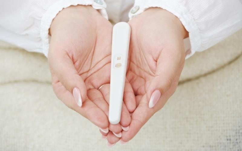 Dùng que thử thai sau 1-2 tuần chậm kinh để có được kết quả chính xác nhất. (Ảnh: Sưu tầm Internet)