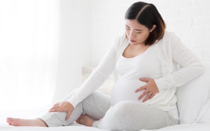 Mẹ bầu dễ bị chuột rút trong những tháng đầu thai kỳ. (Ảnh: Sưu tầm Internet)